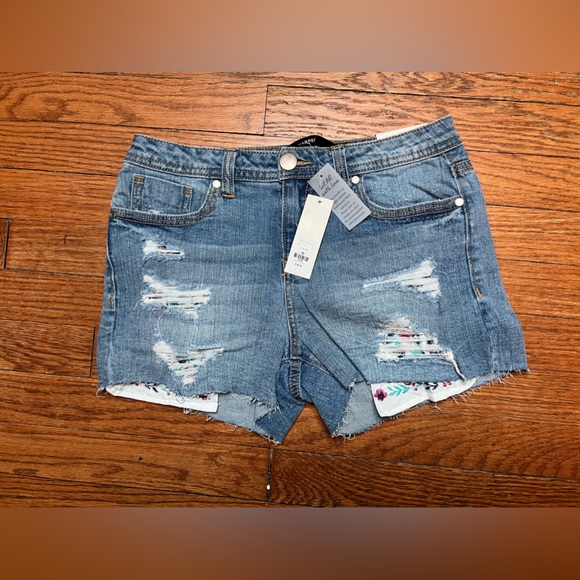 Harper Pants - NWT jean shorts with embroidered pocket detailing size 28